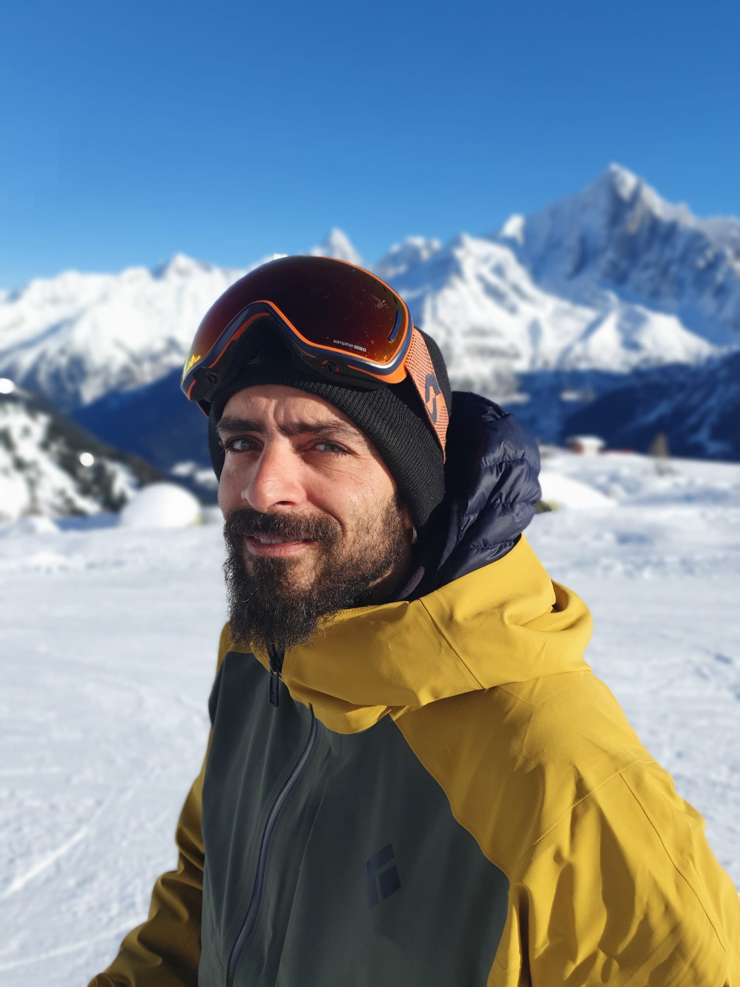 Xavier accompagne des skieurs sur les pistes